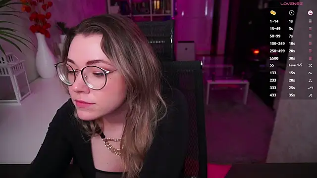 RemyCute Adlı Modelin Canlı XXX Sohbeti