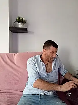 Alexdaniel89: διαδικτυακό σόου στην κάμερα