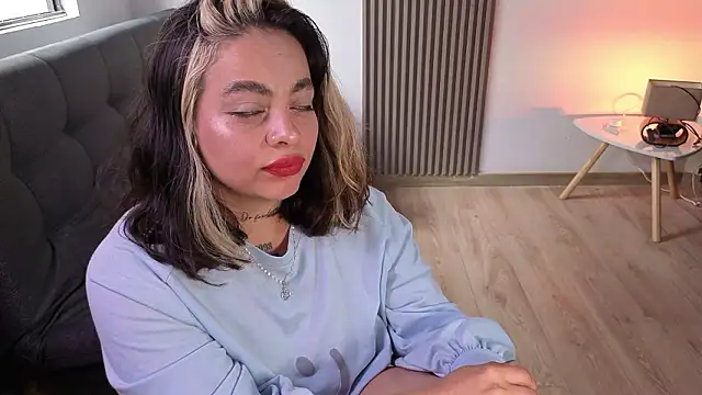 Cuttiealice's Live XXX Chat