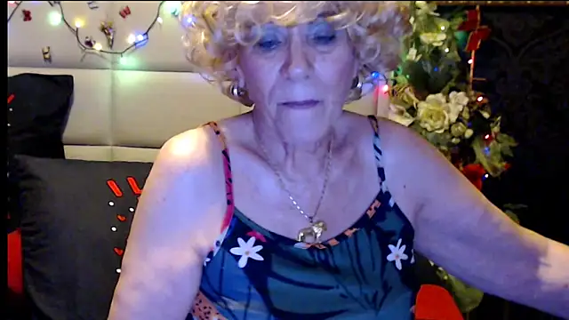 HappyWomanOn Show in webcam