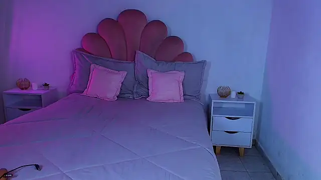 MiaColucci18のライブXXXチャット