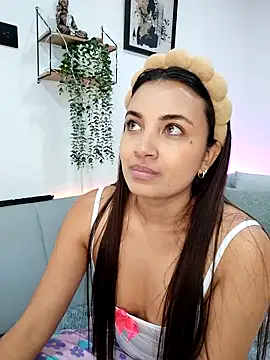 aisha_es Adlı Modelin Canlı XXX Sohbeti