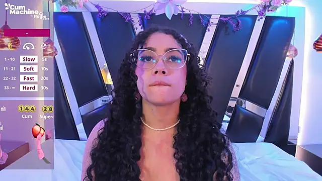 antonelllepiercee élő XXX-chatje