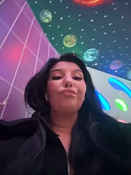 Tisha_Busty élő XXX-chatje