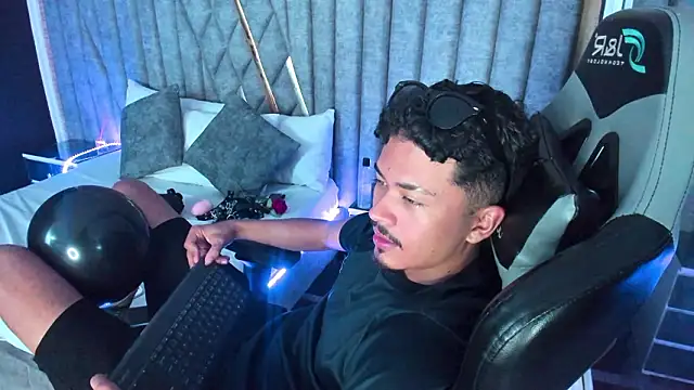 NicolaiKarav élő XXX-chatje