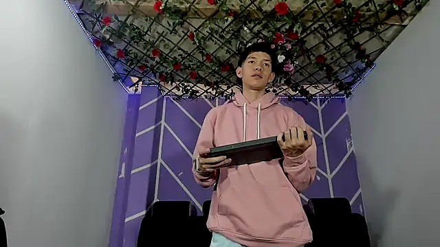 heyy_noah11 Adlı Modelin Canlı XXX Sohbeti