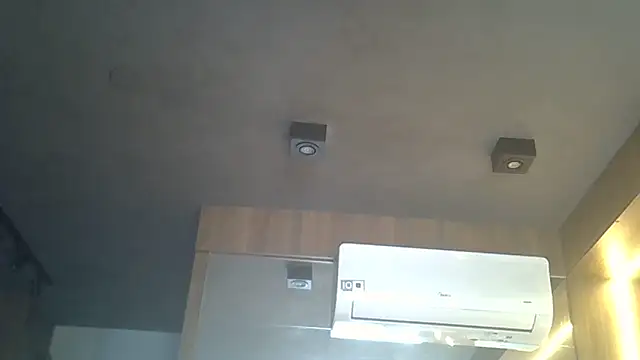 SkinnyKitten live XXX chat