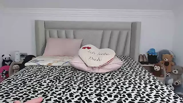 CatWoman0001 live XXX chat