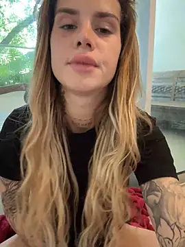 EmiliaCatalina élő XXX-chatje