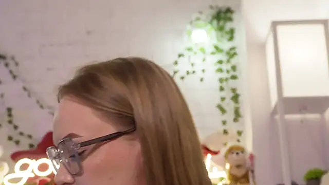 MonicaAsis Adlı Modelin Canlı XXX Sohbeti