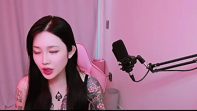 MISA_02: διαδικτυακό σόου στην κάμερα