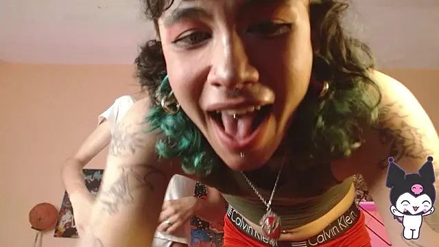 nicolai_a: διαδικτυακό σόου στην κάμερα