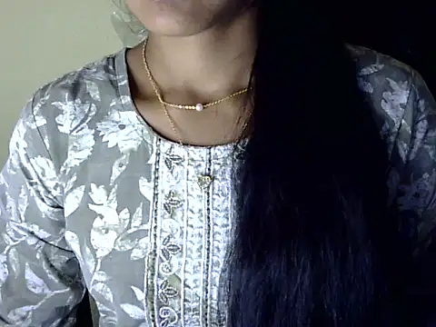 Khushi_v Adlı Modelin Web Kamerası Şovu