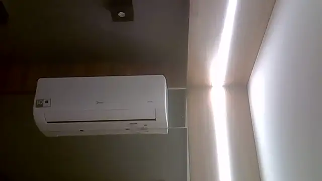 SkinnyKitten live XXX chat