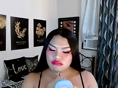 TSbrianaHugeCock élő XXX-chatje