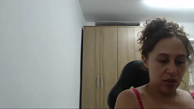 RoxanaLove9のライブXXXチャット