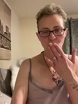 Curvy-Jinx Live XXX Chat