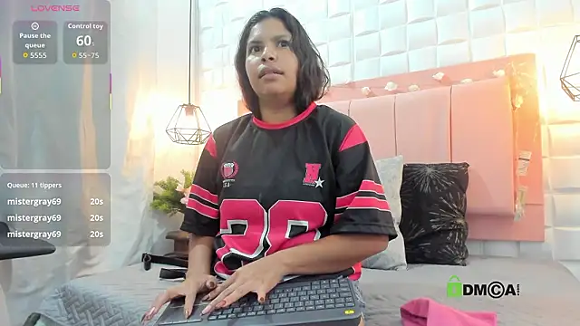 Chatroom XXX en direct de Lunaamorena_