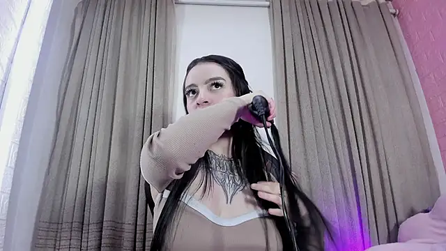 alanna_Love02 Adlı Modelin Canlı XXX Sohbeti