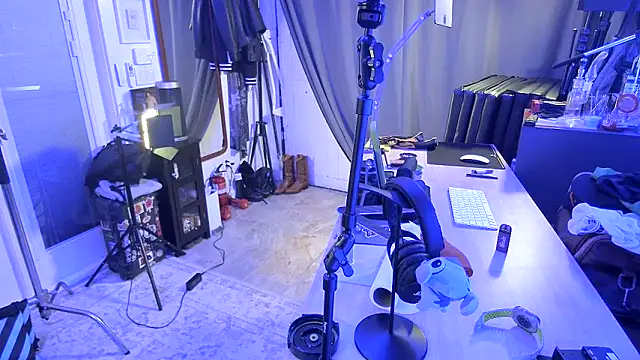 Briefs_bud Webcam show