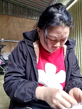 yoowwmr Show in webcam