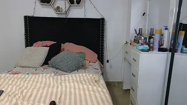 Chat XXX ao vivo de charlotte_077