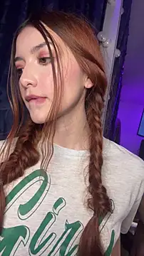 HoneyWeebsss: διαδικτυακό σόου στην κάμερα