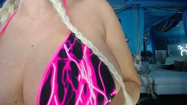 Онлайн чат XXX ADRIANNA_FOX