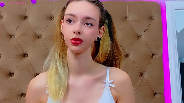 CoraVexのライブXXXチャット