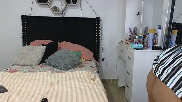 charlotte_077 élő XXX-chatje