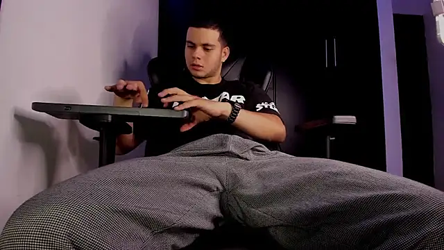 Liam_Mateo Adlı Modelin Canlı XXX Sohbeti