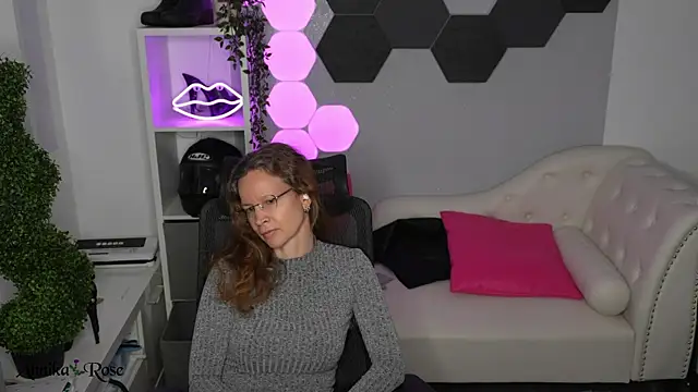 AnnikaRose Adlı Modelin Canlı XXX Sohbeti