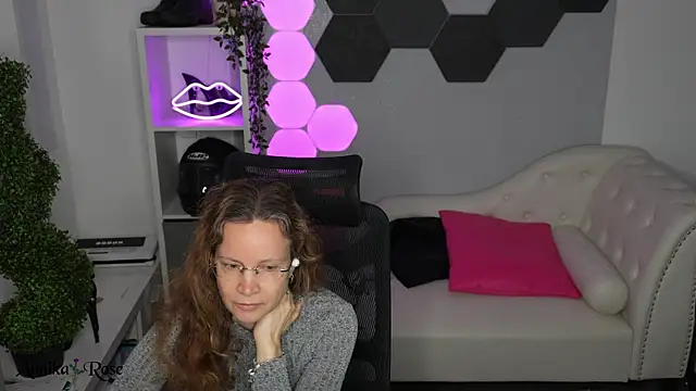 AnnikaRose Adlı Modelin Canlı XXX Sohbeti