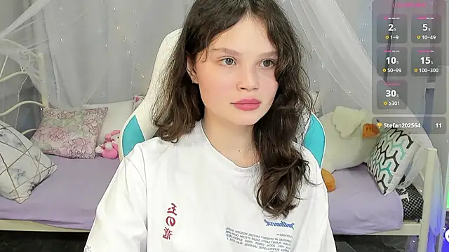 EmilyChavesのライブXXXチャット