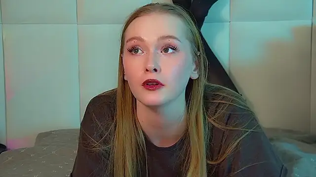 AgataFoxley Adlı Modelin Canlı XXX Sohbeti