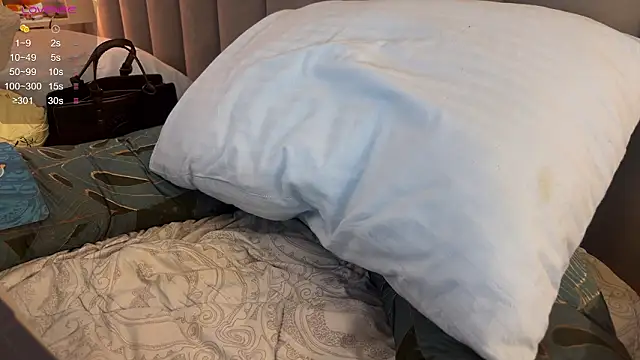 emily_is_here_ Adlı Modelin Canlı XXX Sohbeti