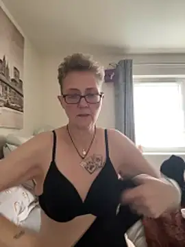 Curvy-Jinx's Live XXX Chat