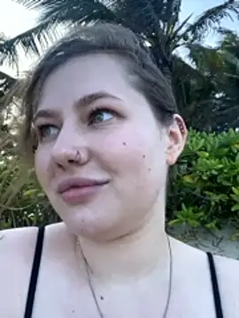 AsynaYuuki: διαδικτυακό σόου στην κάμερα