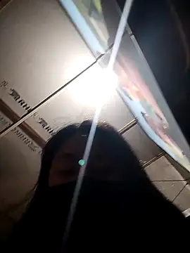 Anee_123: διαδικτυακό σόου στην κάμερα