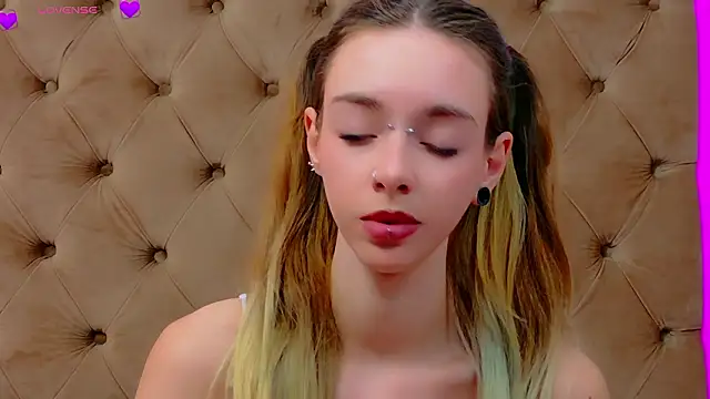 CoraVexのライブXXXチャット