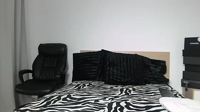 Layla23a 现场XXX聊天