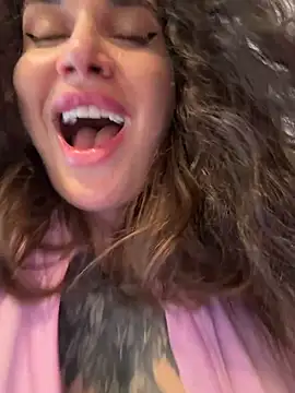 Show modela TattooGirlAlia na web-kameri