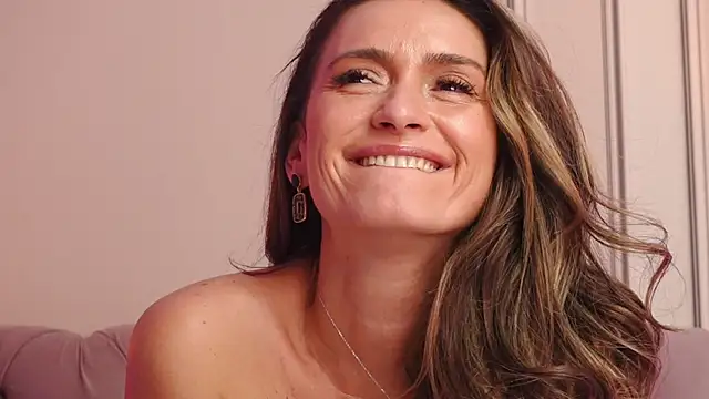 MayaVixxen Adlı Modelin Canlı XXX Sohbeti