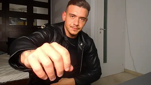 ElijahThorneのライブXXXチャット