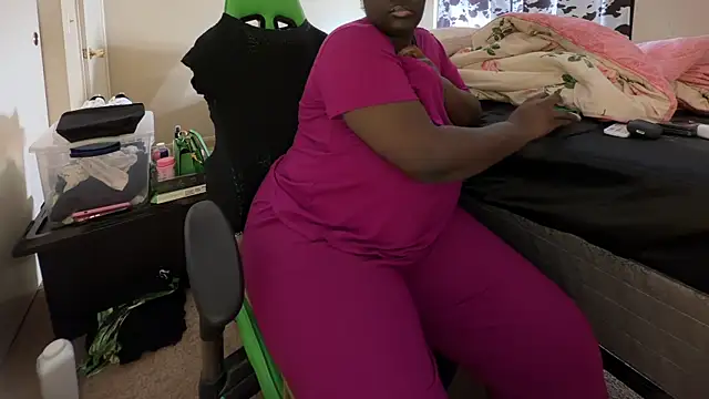 -Yagurlwest: онлайн-секс-чат