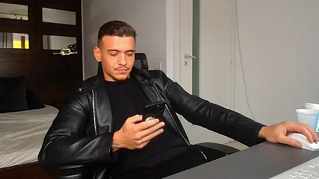 ElijahThorne Adlı Modelin Canlı XXX Sohbeti