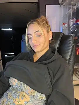 Emiily_W Adlı Modelin Canlı XXX Sohbeti