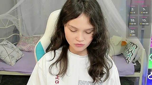 EmilyChavesのライブXXXチャット