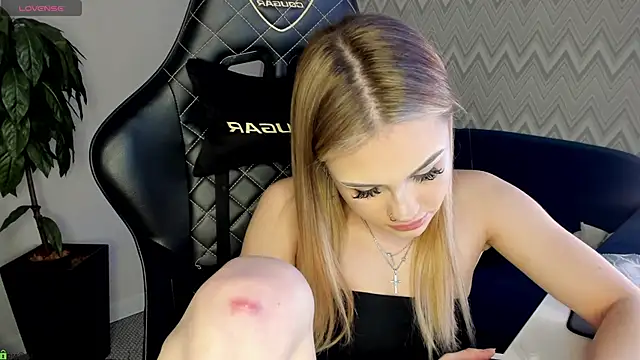 KarinaBroks Live XXX-Chat