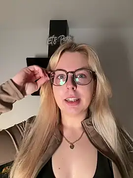 Livewithlucy: онлайн-секс-чат